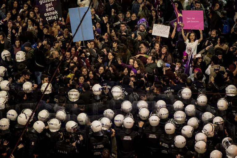Una manifestazione in Turchia per i diritti delle donne e per la difesa della Convenzione di Istanbul