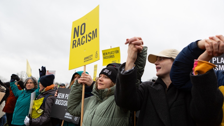 Una manifestazione di Amnesty contro il razzismo a Berlino 