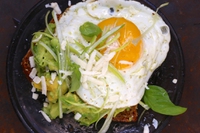 Avocado toast con uova e cipollotti
