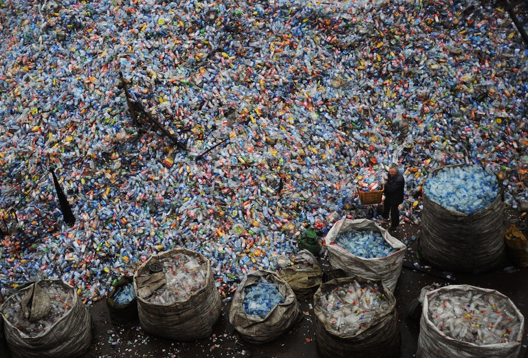 La Cina ha deciso di dire basta all'importazione di plastica dall'estero. Dal 1 gennaio ha bloccato l’importazione di 24 materiali, tra cui plastica, per evitare le contaminazioni illegali che spesso finiscono nei sacchi dell’immondizia / Foto credits China Photos/Getty Images