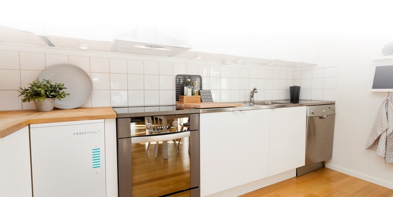 Grazie all'energy storage domestico è possibile attingere alle batterie di casa nei momenti di picco, risparmiando rispetto al ricorso alla normale rete