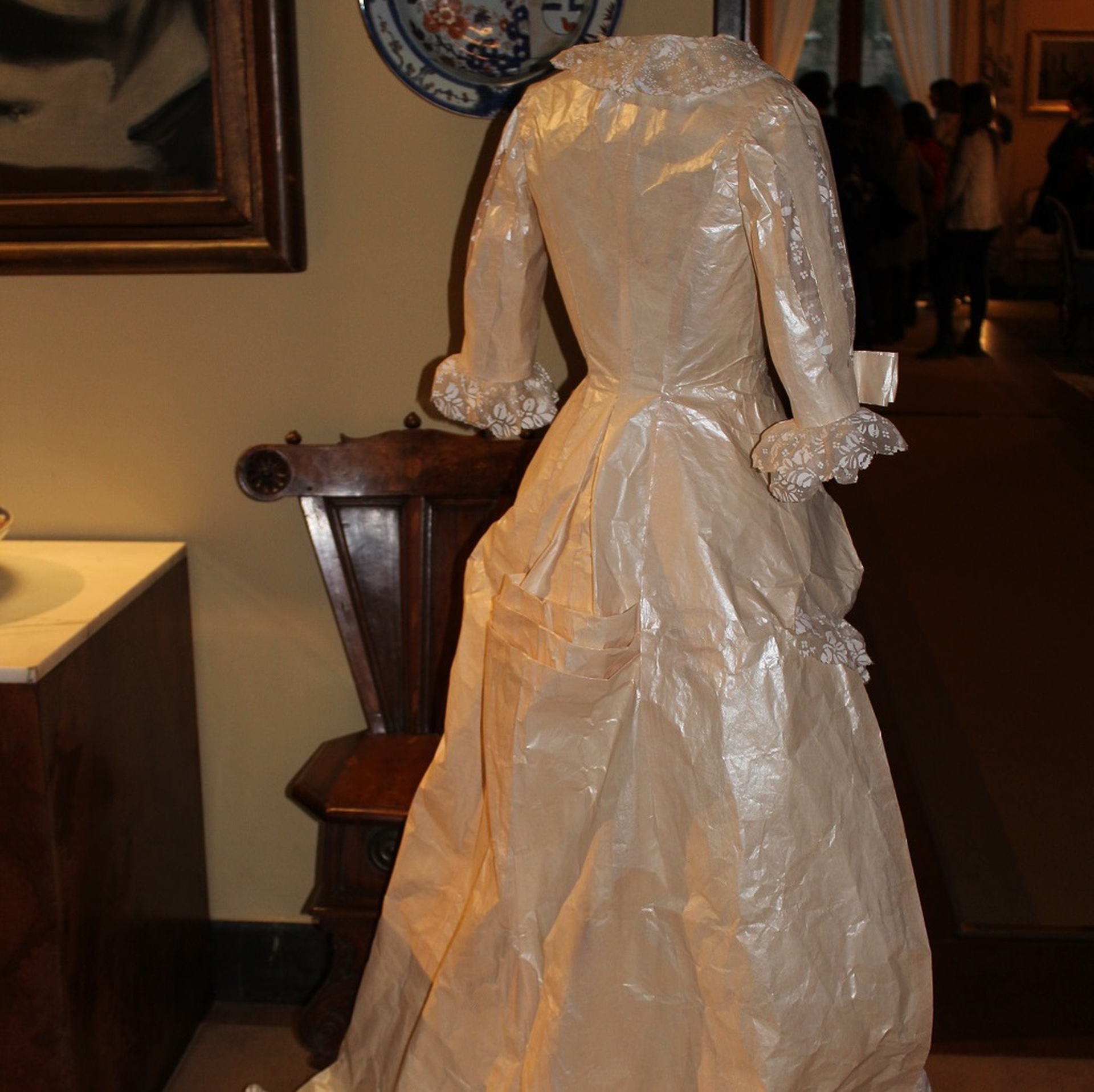 La collezione di abiti in carta alla Villa Necchi Campiglio