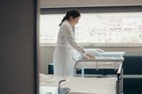 Perché si torna a parlare di violenza ostetrica in Italia, le testimonianze delle donne e i loro diritti
