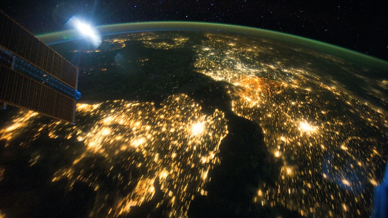 Secondo Moore e Gibbs non ci sono molte soluzioni per salvare l'umanità © Planet of the humans