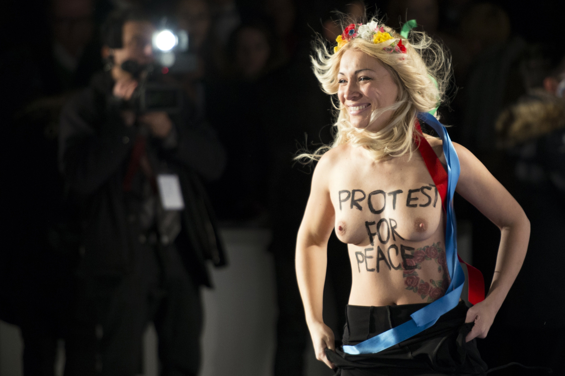 Le Femen sfilano sul tappeto rosso a Berlino