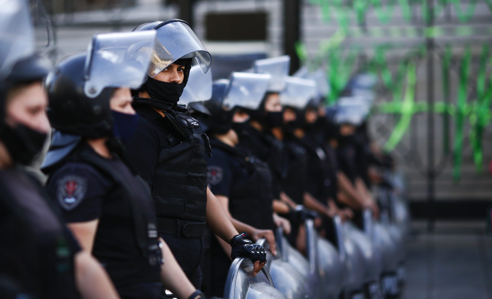 La manifestazione davanti al Congresso a Buenos Aires per chiedere l‘approvazione del disegno di legge presentato dal presidente argentino Alberto Fernández per legalizzare l‘aborto