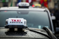 Parigi, in arrivo 60 taxi a idrogeno. Sarà la flotta più grande al mondo