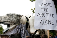 Attivisti di Greenpeace salgono su una piattaforma di Shell per protestare contro la perforazione dell’Artico