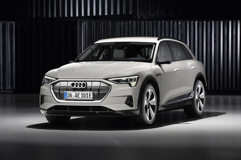 Lunga 4 metri e 90, l’Audi e-tron è la prima suv elettrica del gruppo tedesco. Esposta per la prima volta dal vivo al Salone dell’auto di Parigi è dotata di due motori elettrici e trazione integrale. La potenza complessiva è di 408 cavalli e 660 Nm di coppia. Impressionanti le prestazioni: scatto da 0 a 100 km/h in meno di 6 secondi e velocità massima di 200 km/h.