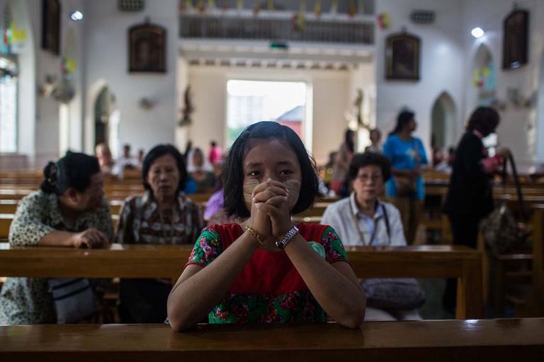 Ragazza cattolica prega durante la visita del Papa, Yangon, 28 novembre 2017. (Photo by Lauren DeCicca/Getty Images)