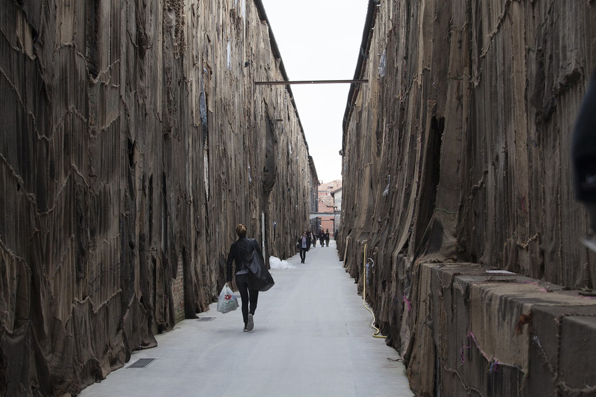 Mahama utilizza spesso materiali urbani trasformandoli