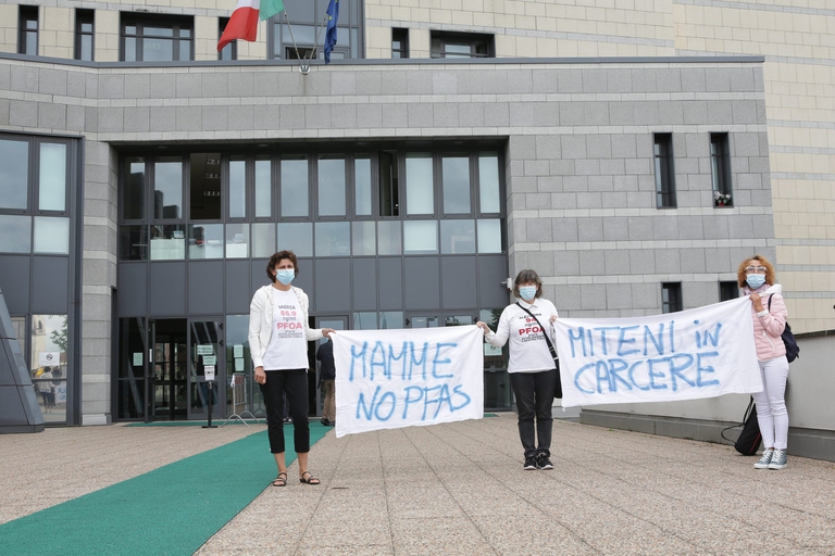 Mamme NoPfas fuori dal tribunale di Vicenza