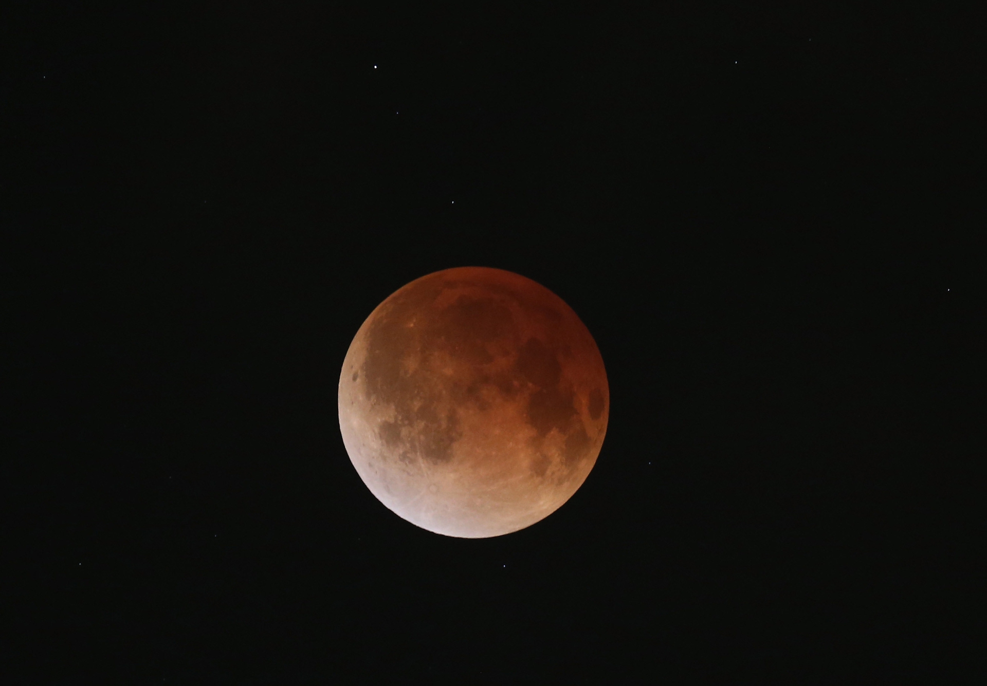 Le bellissime foto della prima eclissi di Luna del 2014