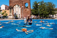 Un’onda blu è arrivata a Milano per la Giornata mondiale degli oceani