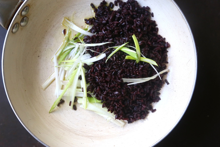 riso Venere con avocado e germogli