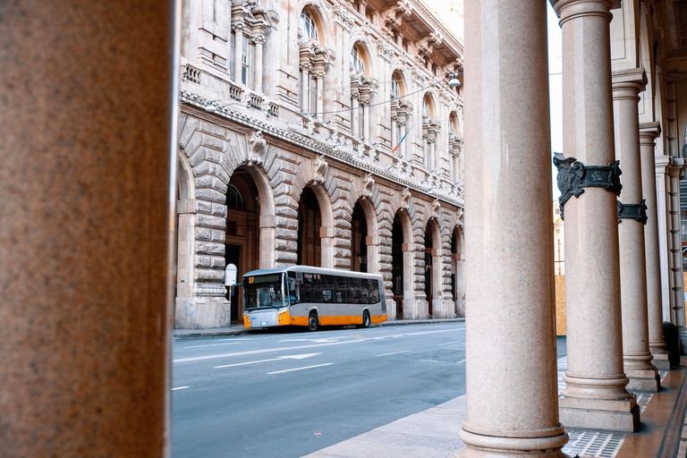 Un autobus nelle strade di Genova