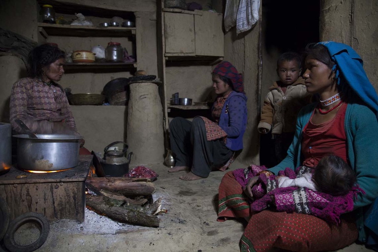 In una casa nel villaggio di Ripi, distretto di Jumla, Nepal occidentale