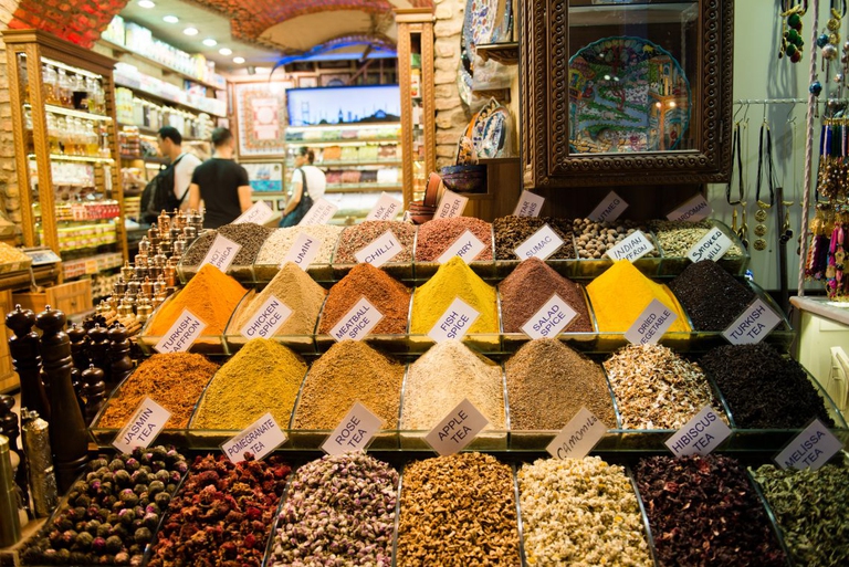 Spices in a food market in Istanbul © Volanthevist Gettyimages