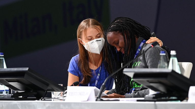 Greta Thunberg conforta Vanessa Nakate dopo l'intervento di quest'ultima sul palco dello Youth4Climate