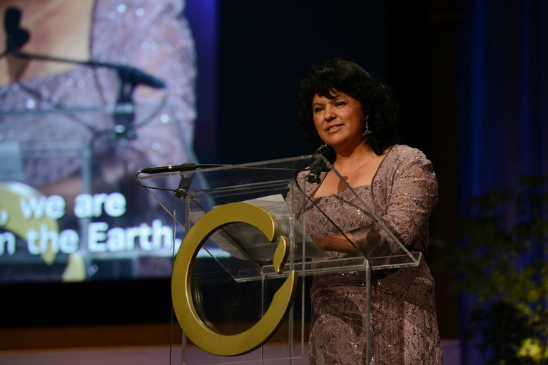Brerta Cacéres riceve il Goldman Environmental Prize