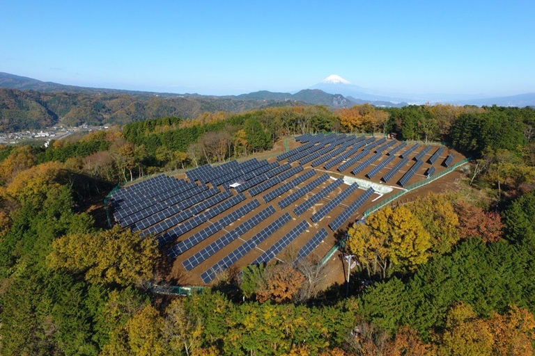 Panelli solari con il monte Fuji sullo sfondo, Giappone, zero emissioni