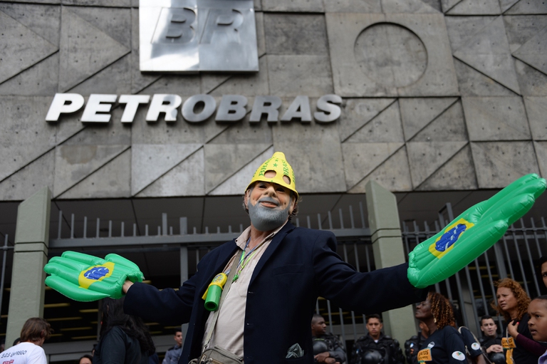 Proteste di fronte alla sede di Petrobras, dopo la sospensione dei lavori della raffineria di Itaborai dovuta allo scandalo corruzione.