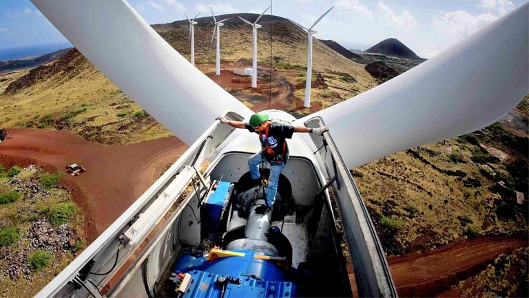 La turbina eolica produce elettricità dal vento. L’elettricità viene prodotta per mezzo di un aerogeneratore, ossia una turbina posta su un asse verticale e messa in moto da delle pale. Per assicurare un rendimento ottimale, le turbine eoliche vengono installate di preferenza sui rilievi collinari e montuosi, o comunque in luoghi che garantiscano adeguate condizioni di vento, ma possono essere collocati anche in mare aperto.