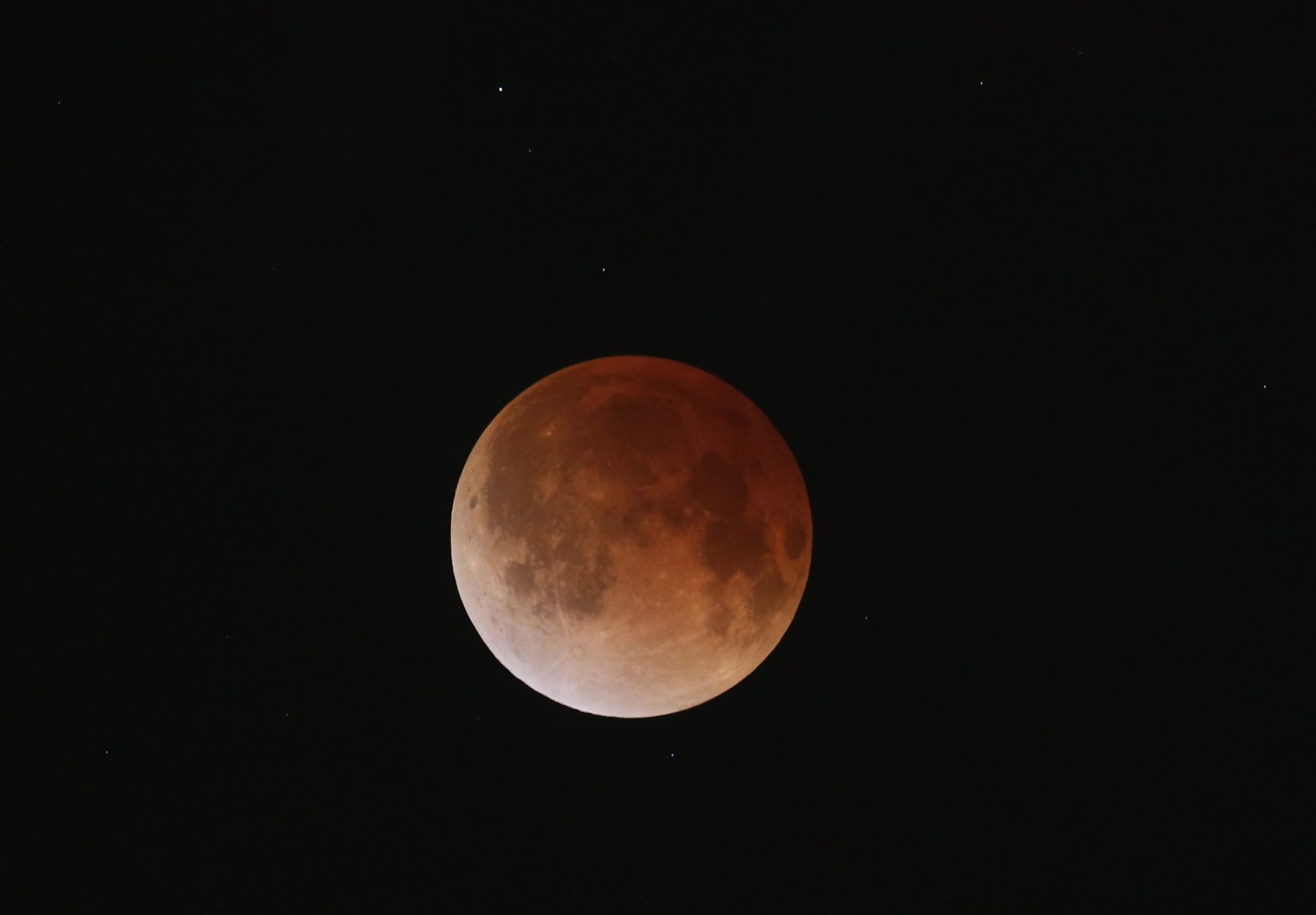 Le bellissime foto della prima eclissi di Luna del 2014