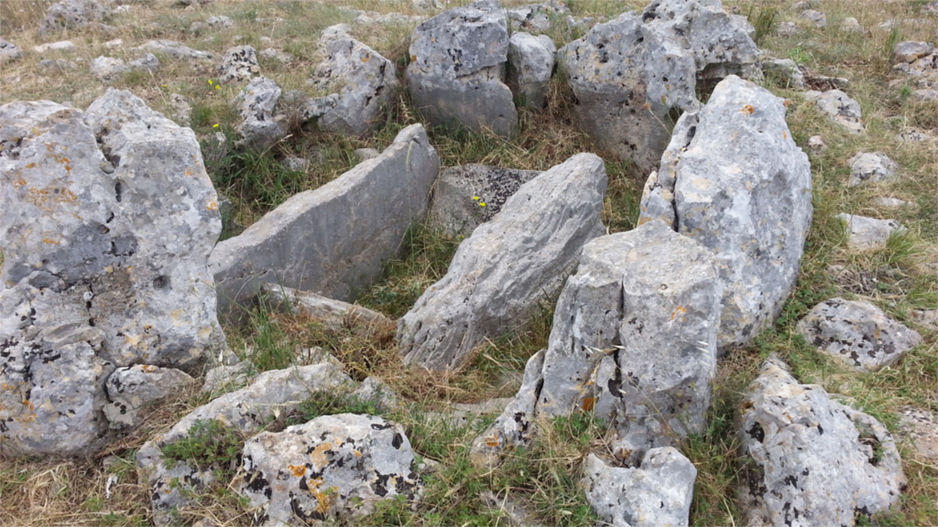 Necropoli di San Magno, particolare