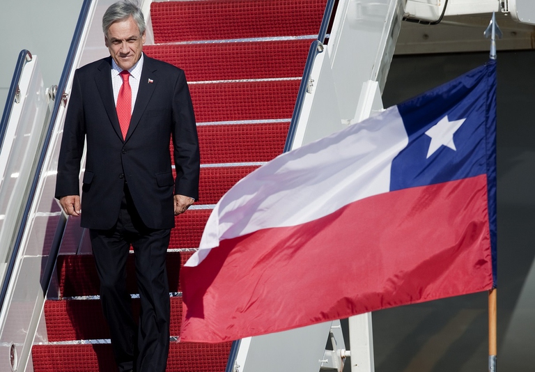 Sebastián Piñera , presidente del Cile, mentre scende dall'aereo presidenziale