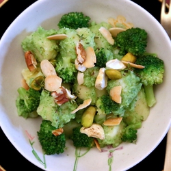Gnocchi con crema di broccoli e frutta secca © Beatrice Spagoni