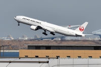 Japan Airlines, decolla il progetto per trasformare abiti usati in carburante