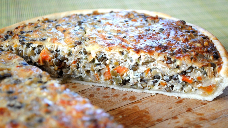 Torta quiche di lenticchie e curcuma: pochi semplici ingredienti per realizzare una delle torte quiche più originali e saporiti che abbiate mai assaggiato!  © swisshansik.wordpress.com