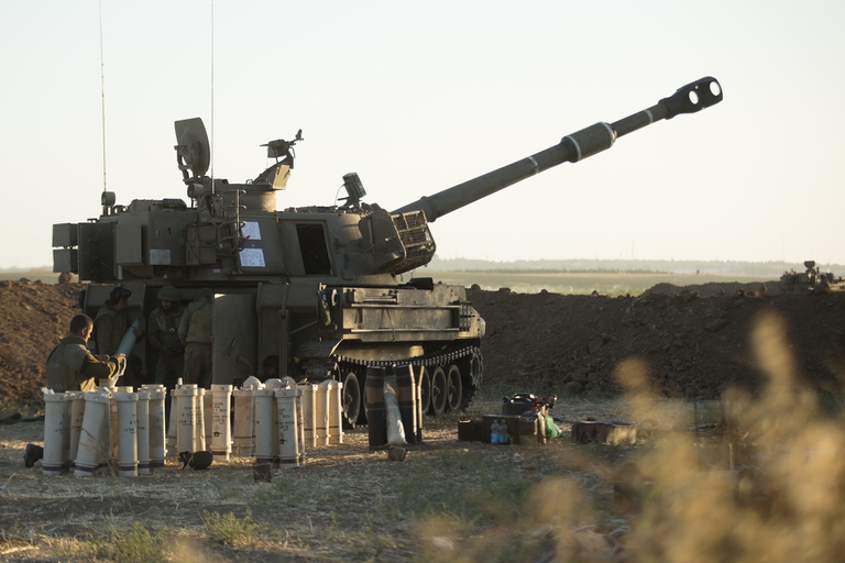 Un carro armato israeliano schierato nei pressi della Striscia di Gaza