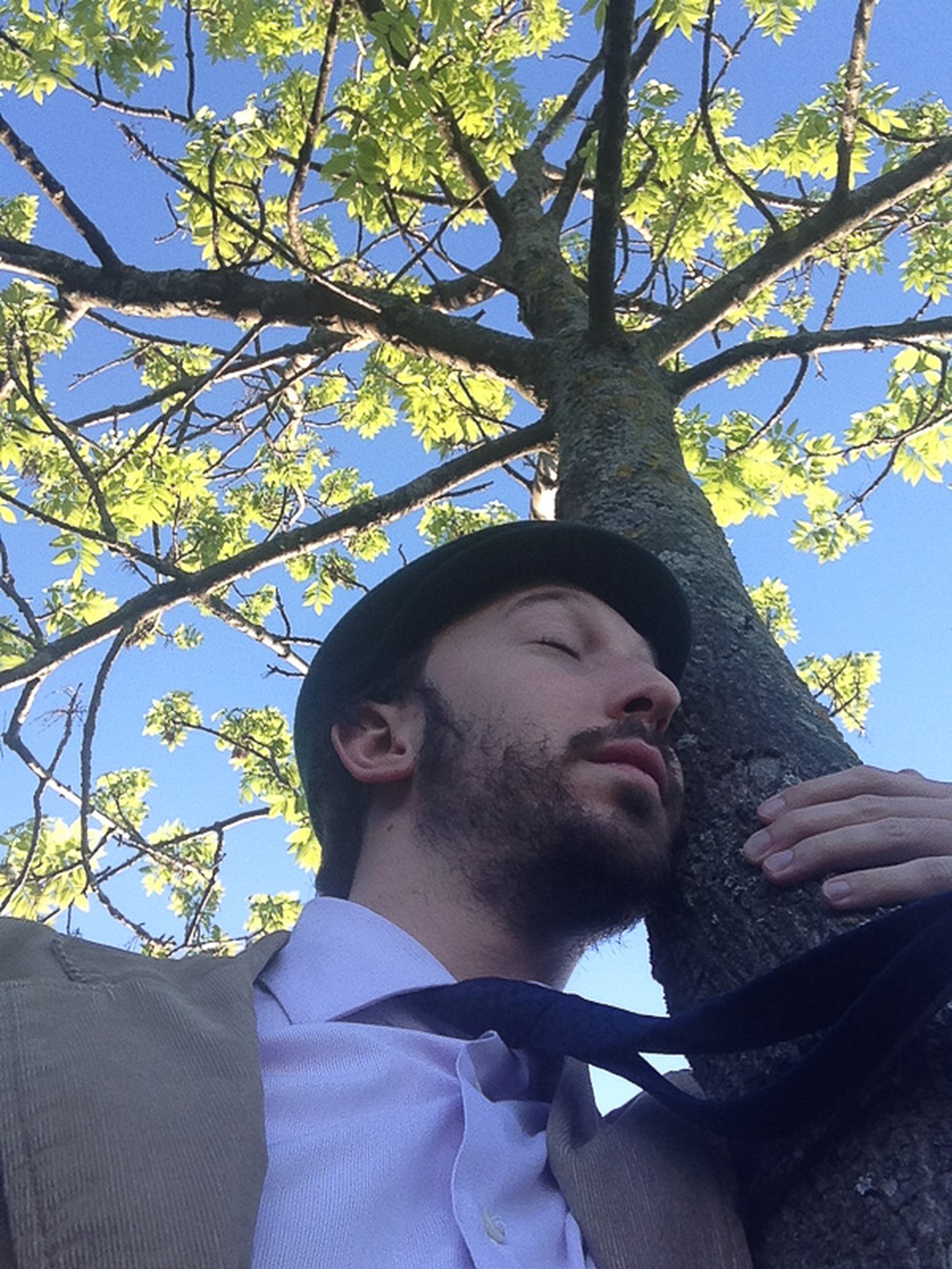 Tree hug selfie, i vincitori del primo concorso degli autoscatti con gli alberi