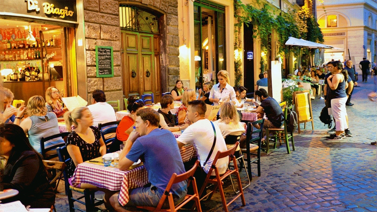 Con la nuova legge antisprechi, i ristoranti saranno incentivati a proporre ai clienti le vaschette da asporto del cibo non consumato: le doggy bag © Getty Images