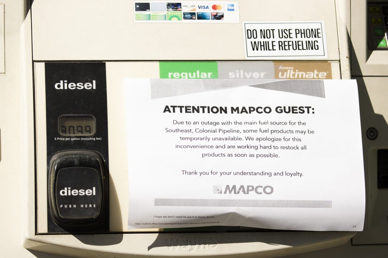 Un distributore di benzina chiuso dopo un attacco hacker all'oleodotto della Colonial Pipeline