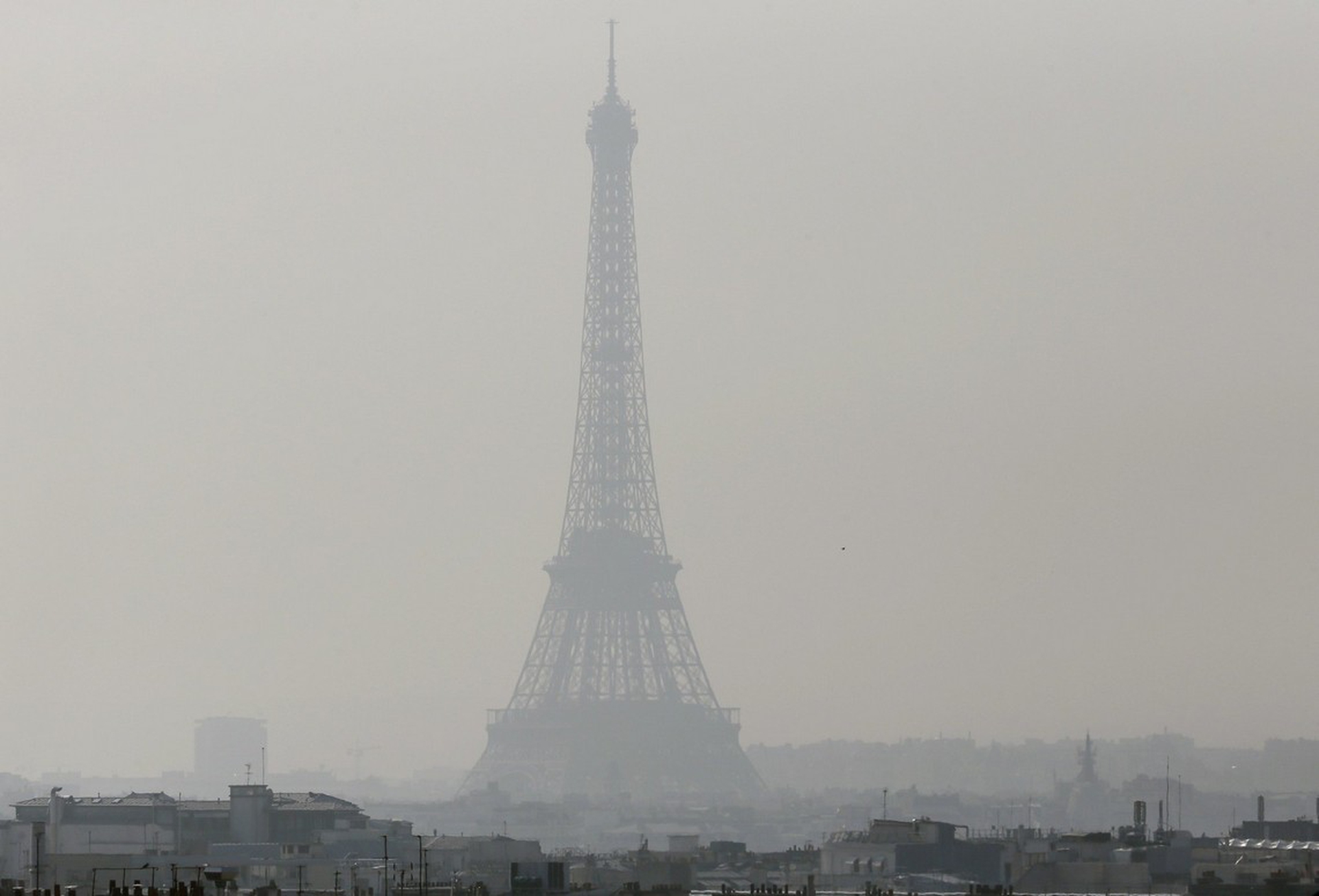 Parigi, le vignette adesive “ghigliottinano” i Diesel più inquinanti