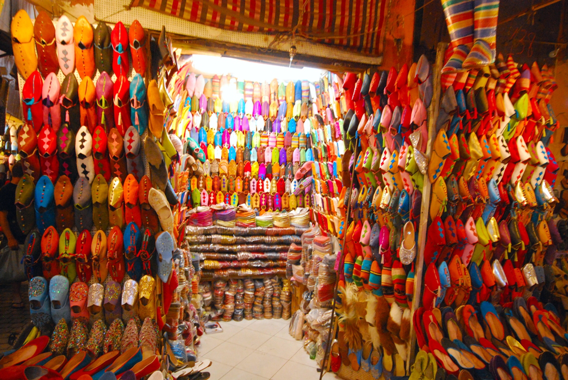 Colourful_shoes_in_Marrakech wikipedia