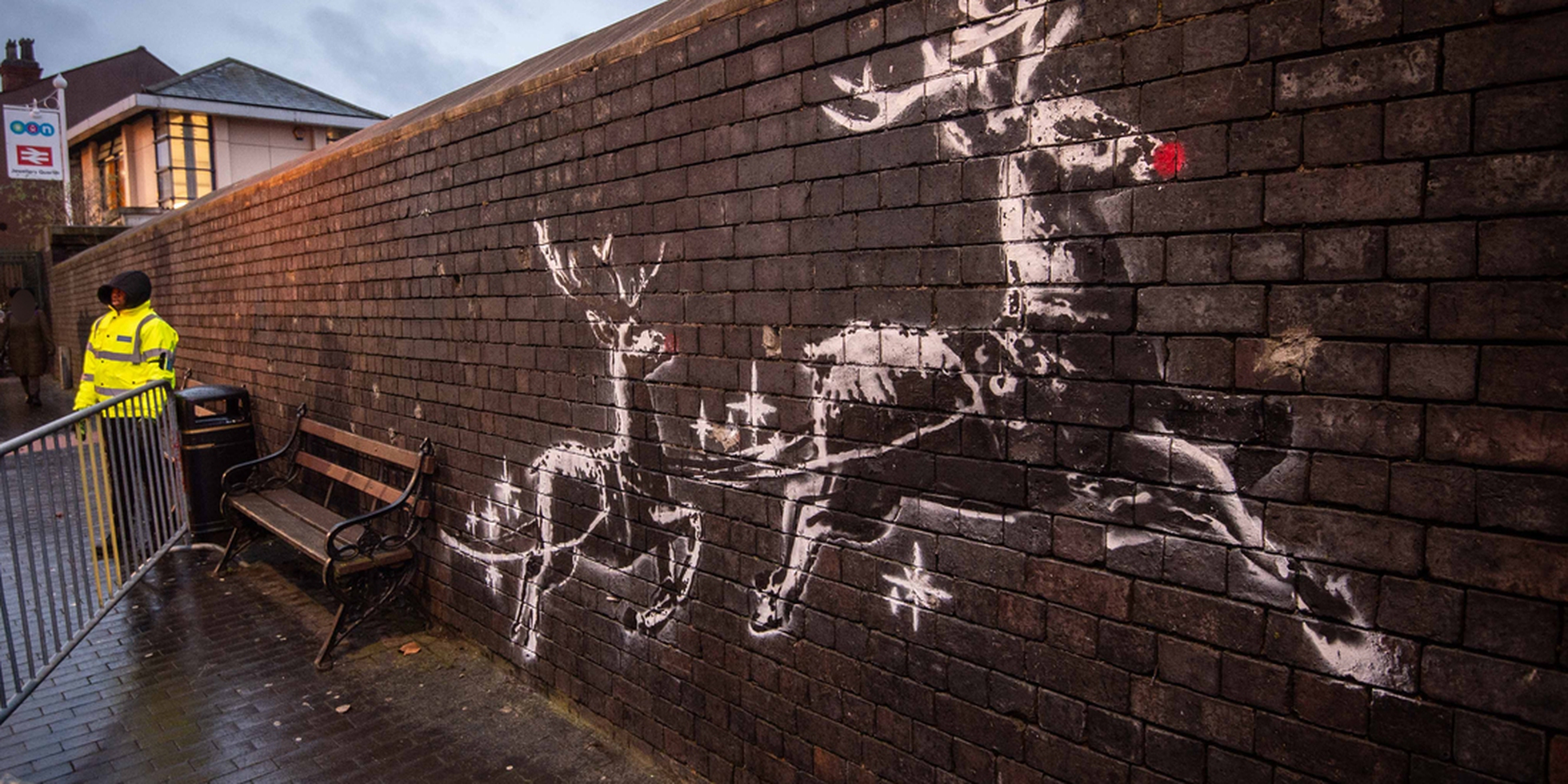 Il Nuovo Murale Di Banksy A Birmingham Fa Luce Sulla Condizione Dei   Banksy Renne 