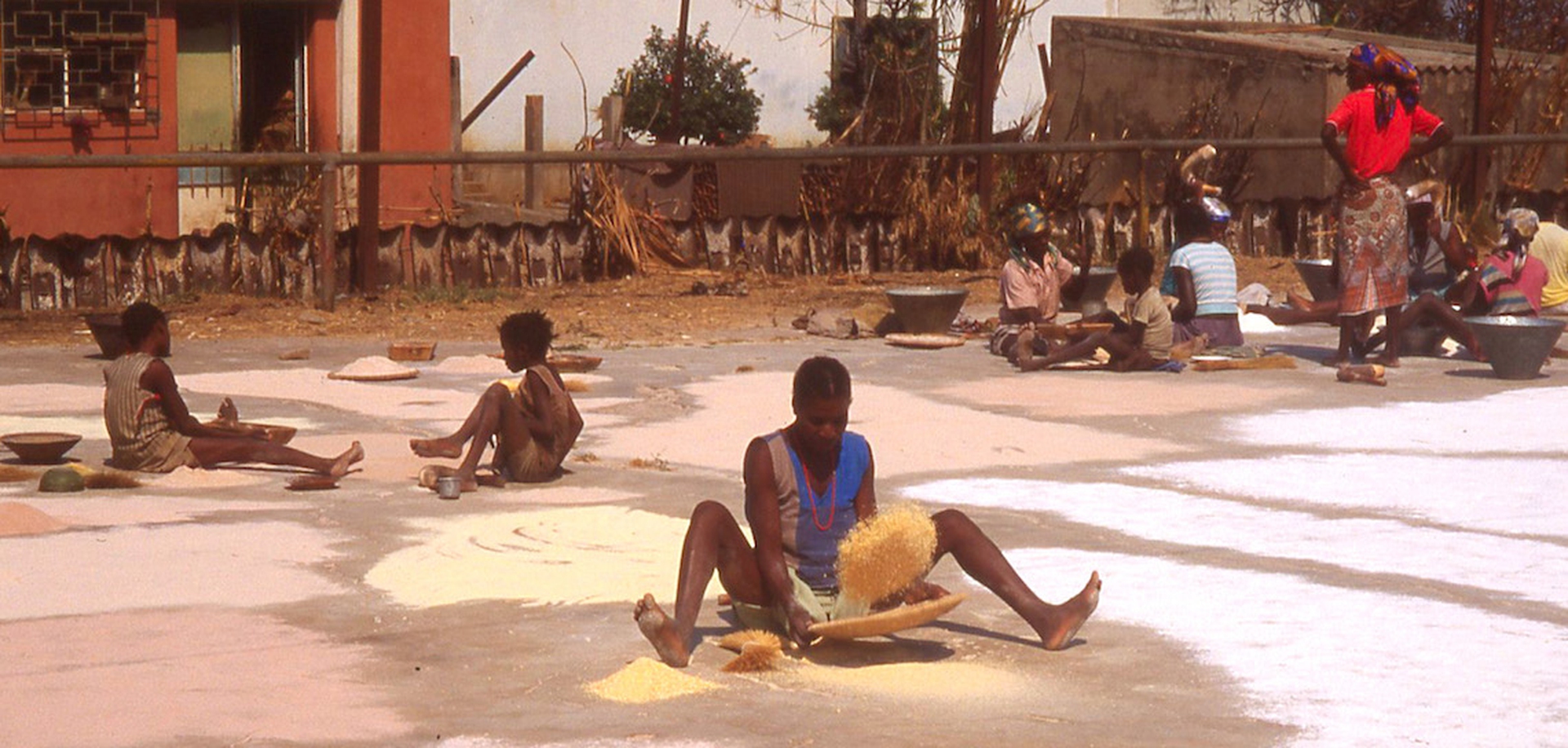 Angola- macinano mais_1