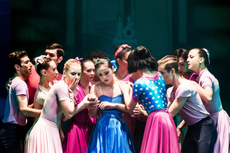 La bella addormentata contornata dai protagonisti del balletto.