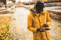 10 podcast in italiano usciti nel 2023 per scoprire qualcosa in più del mondo in cui viviamo