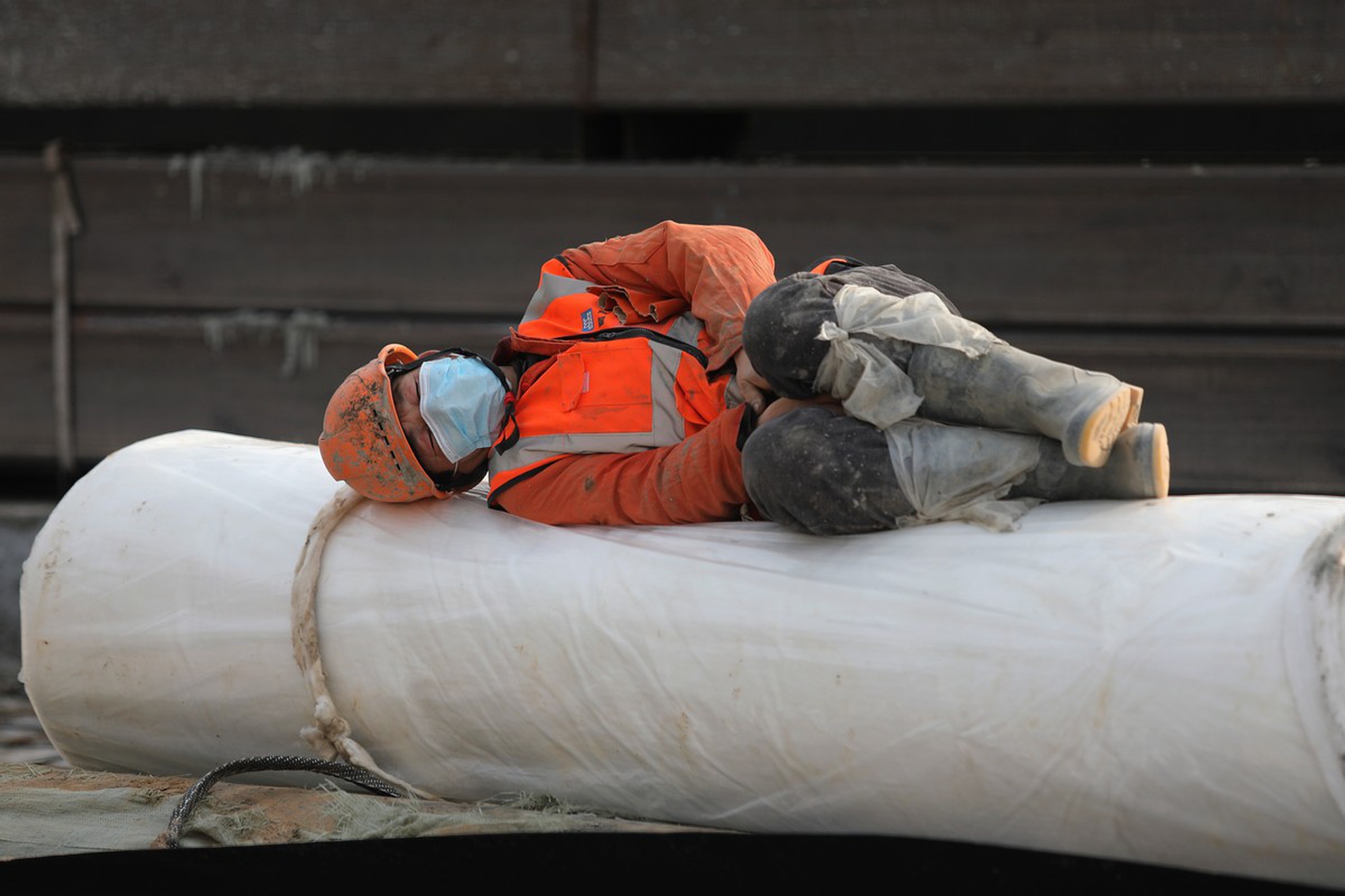 Operaio dopo la costruzione dell' ospedale di Wuhan