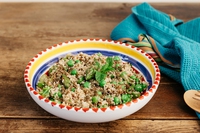 Insalata di quinoa con asparagi, piselli, capperi e zenzero