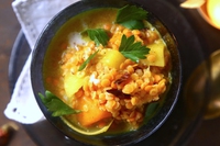 Zuppa speziata di lenticchie rosse, patate, zucca e cocco