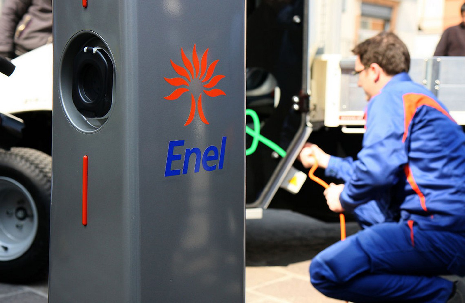 Auto elettriche in autostrada, arrivano le colonnine per i viaggi a lungo raggio