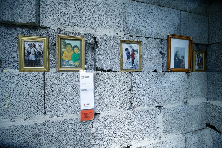 Sulle targhette sono riportate le informazioni sulla famiglia che abita la casa, insieme alle istruzioni su come contribuire alla campagna di aiuto economico