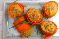 Involtini di carote ripieni di crema di lenticchie speziata. Ricetta etnica