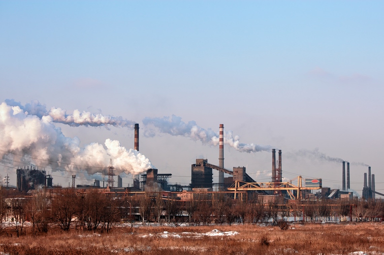 Ciminiera che emette gas in un complesso industriale